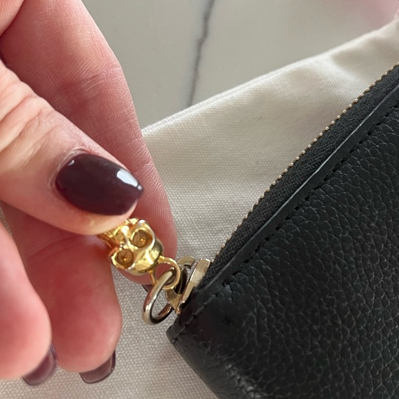 Alexander McQueen - Black Pebble
Leather Skull Zip-Around Oversized Wallet EUC - Picture 2 of 15